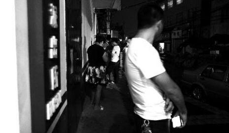 通過聊天軟件陌陌，男子小黃認(rèn)識(shí)了女孩小李，兩三天后，兩人就住到了一起。但好景不長，兩人在一起僅過了十幾天，戀愛關(guān)系即破裂，小黃稱曾給小李花了一萬余元。日前，小黃以詐騙為由將小李帶到派出所。