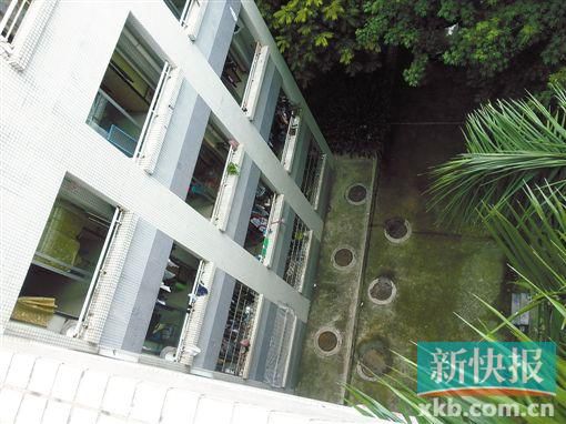 據(jù)目擊者稱,當(dāng)時墜樓者躺在右排中、下兩個井蓋中間附近。