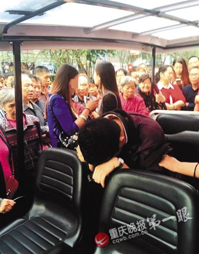 偷拍男子（前）照片來源于網(wǎng)絡(luò)，請作者與重慶晚報聯(lián)系