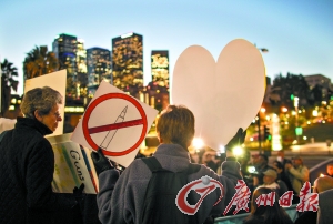 　14日，在美國(guó)首都華盛頓白宮外，民眾舉行燭光集會(huì)，悼念當(dāng)日康涅狄格州桑迪胡克小學(xué)槍擊案遇難者，呼吁