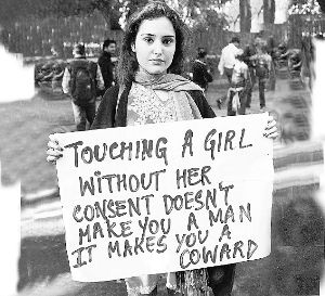 一名印度女孩抗議強(qiáng)奸暴行。