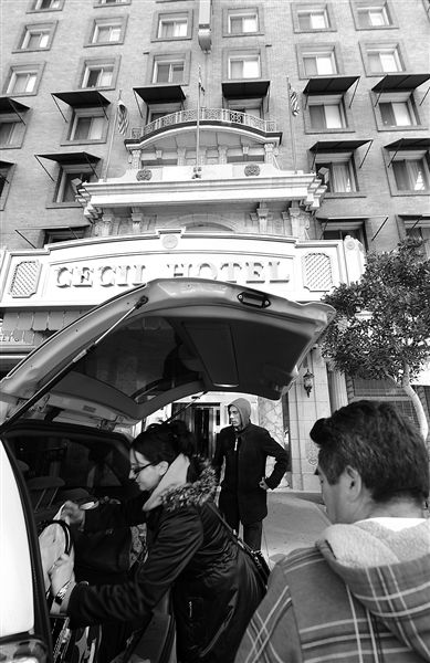 20日，美國洛杉磯，塞西爾酒店房客薩拜娜乘出租車離開酒店。由于擔心水質(zhì)受到污染，目前已有27戶房客離開塞西爾酒店。
