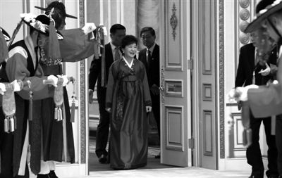 2月25日，韓國首爾，韓國首位女總統(tǒng)樸槿惠身著傳統(tǒng)韓服出席晚宴。