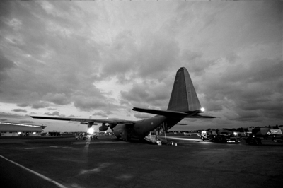 3月23日，中非共和國(guó)首都班吉，從加蓬首都利伯維爾出發(fā)的法國(guó)增援部隊(duì)共計(jì)200名士兵抵達(dá)班吉國(guó)際機(jī)場(chǎng)