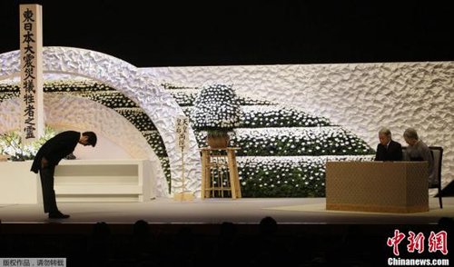 “3·11”東日本大地震兩周年紀(jì)念追悼?jī)x式在東京舉行，日本明仁天皇與皇后、首相安倍晉三出席