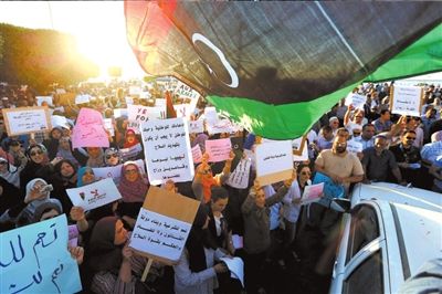 10日，利比亞首都的黎波里，當(dāng)?shù)厥忻裨诶葋喭饨徊客馐就棺h“政治隔離法”。圖/東方IC