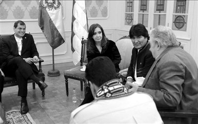 7月4日，科雷亞、克里斯蒂娜、莫拉萊斯、穆?？榜R杜羅（左起順時(shí)針?lè)较颍﹨⒓訒?huì)議。新華社發(fā)