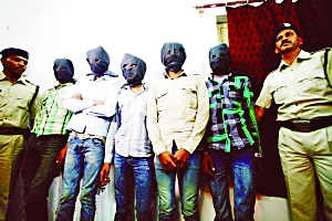 印度一個(gè)特別法庭20日宣布，判處卷入瑞士女游客遭輪奸案的6名男子終身監(jiān)禁。檢方對(duì)判決結(jié)果感到滿意，但表示不排除被告上訴可能。