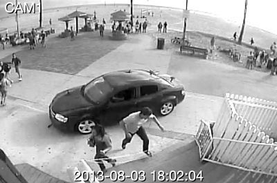 監(jiān)控錄像截屏圖：3日，美國洛杉磯市，一輛汽車沖進(jìn)威尼斯海灘棧道上的人群。圖/東方IC