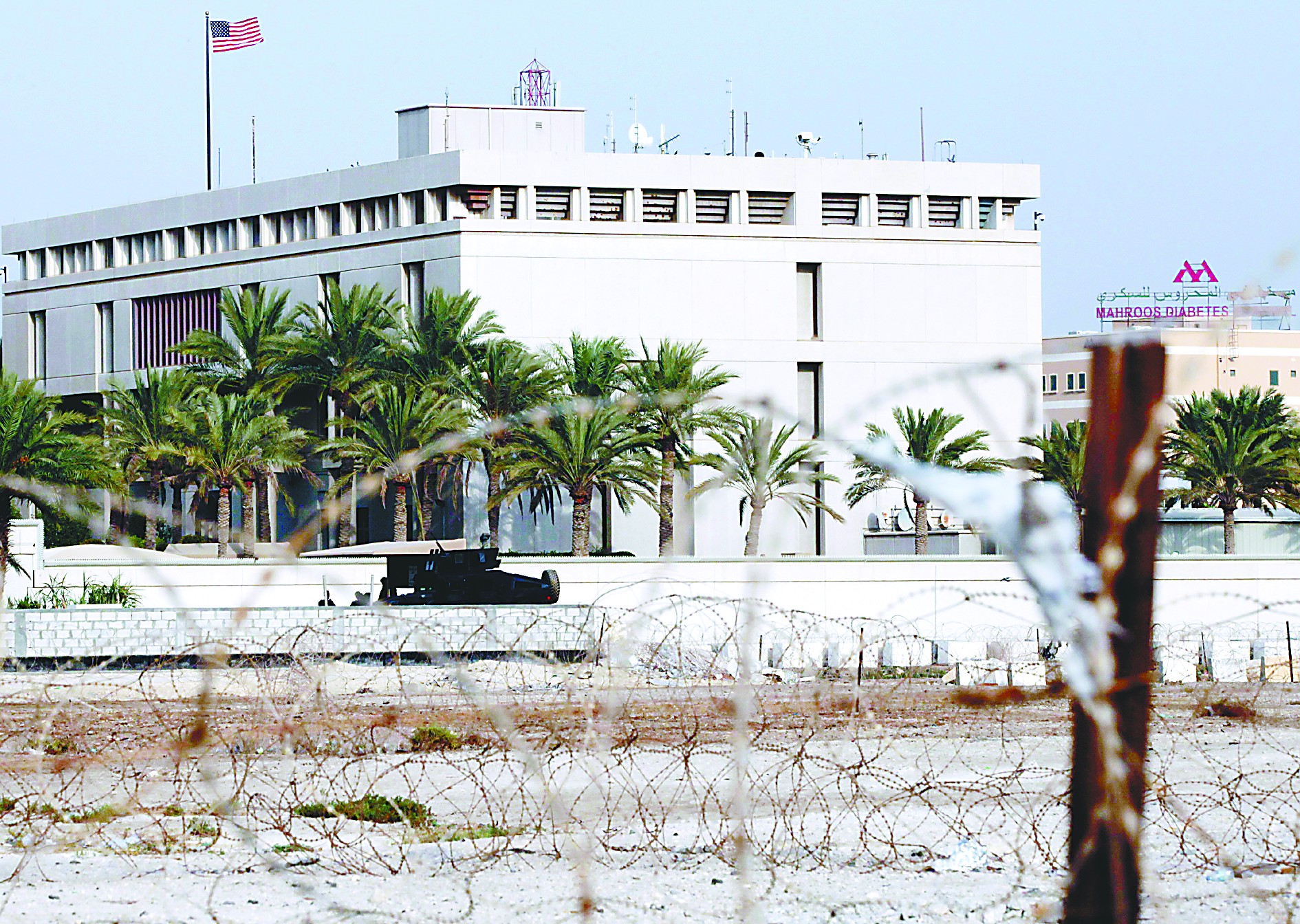 當(dāng)?shù)貢r(shí)間4日，在也門首都薩那，安全人員在通往美國大使館的路上設(shè)置檢查站檢查過往車輛。