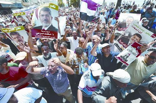 16日，穆爾西的支持者進(jìn)行“憤怒的星期五”大游行，抗議軍方清場行動(dòng)造成嚴(yán)重人員傷亡。