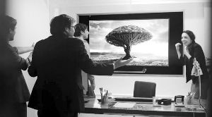 屏幕顯示樹(shù)的畫(huà)面，求職者獲知真相