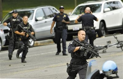 3日,案發(fā)現(xiàn)場(chǎng),持槍警察在奔跑。