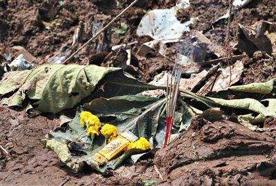 失事現(xiàn)場,有人擺上鮮花放上香燭表示悼念。