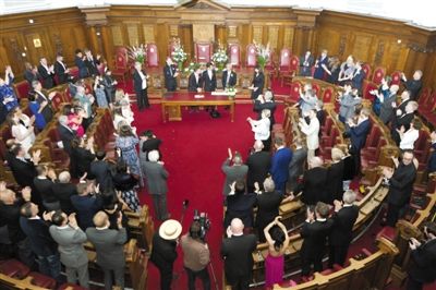 29日，倫敦，一對(duì)同性伴侶舉行結(jié)婚儀式。