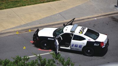 被槍手擊中的警車。新華社發(fā)