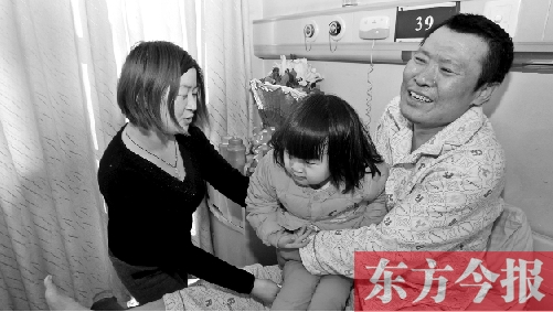 李剛患骨肉瘤急需手術(shù)，最放心不下的就是他的妻子、女兒