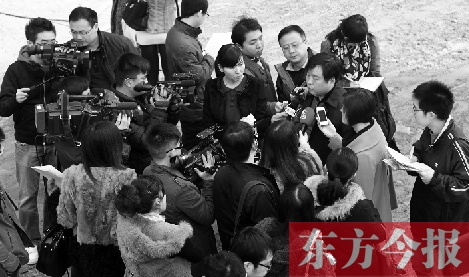 經(jīng)適房“下課”，公租房的申請(qǐng)、租金等備受關(guān)注，圖為鄭州市房管局規(guī)劃和住房保障處處長(zhǎng)馮榮智被媒體記者“