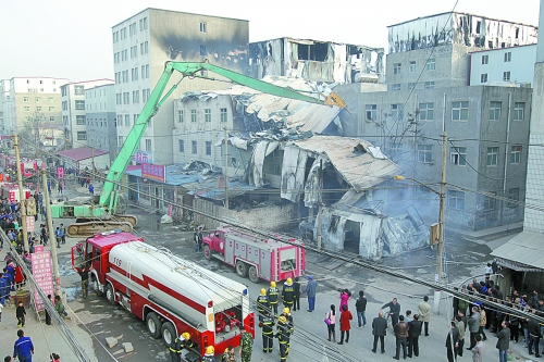 風(fēng)助火勢(shì)，6座相鄰的居民樓加建的板房樓陸續(xù)被大火引燃。