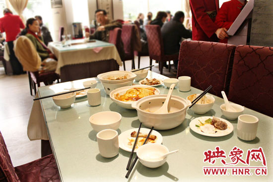 3月22日，阿五美食英協(xié)路店幾位顧客用完餐后，盤子里的食物所剩無幾。