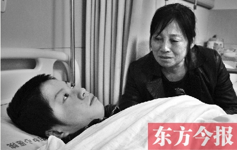 15歲的兒子被毆打成重傷,巨額醫(yī)療費(fèi)成了曲新苗女士難以跨越的坎兒 15歲的兒子被毆打成重傷,巨額醫(yī)療費(fèi)成了曲新苗女士難以跨越的坎兒