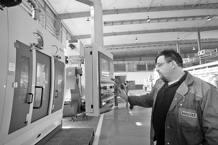 　　▲5月7日，來自德國的專家正在中原內(nèi)配股份有限公司的生產(chǎn)線上調(diào)試設(shè)備。