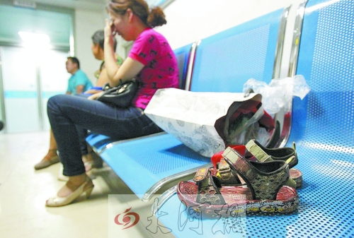 7歲男孩去廁所被“精神病”大男孩捅十多刀,孩子父母和孩子姥姥在手術(shù)室前痛哭。孩子的涼鞋上全是血跡。