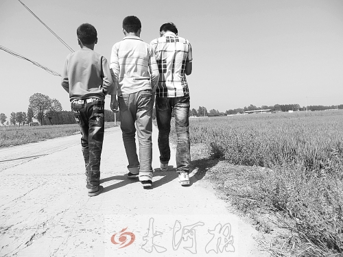 親眼目睹小伙伴在自己面前慘遭橫禍,三個孩子變得異常沉默。