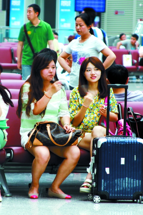 實(shí)在太熱，有個(gè)美女拿身份證當(dāng)扇子用