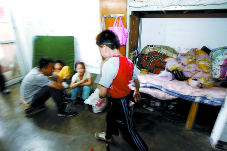 孩子們住在這里，沒有上學(xué)，大部分時(shí)間是練功，出去表演