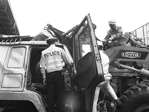 　　調(diào)來鏟車，幫忙救人。