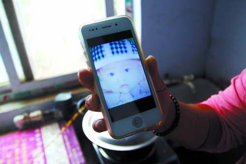 兒子過去的照片，她一直存在手機里