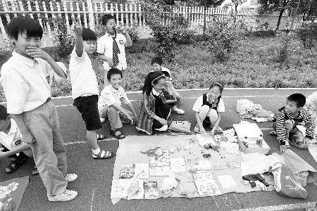 小學(xué)生當(dāng)?shù)財(cái)偫习?，擺起攤來(lái)也很專(zhuān)業(yè)