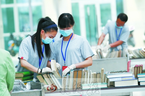 工作人員正在忙著整理書籍,逐一登記、歸類。