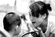 　張麗梅的發(fā)音吐字并不清晰。但她每次教兒子練習(xí)，都力求做到“聲情并茂”。