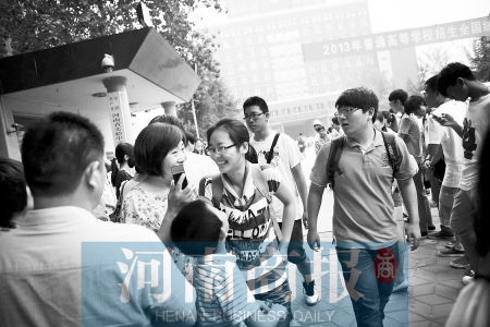 考場外，家長用溫暖的笑容迎接孩子