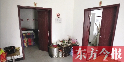 男廁洗漱池前，堆放著大量家電、家具等生活用品