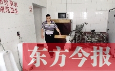 男廁中擺放的電視機、柜子、自行車等物品