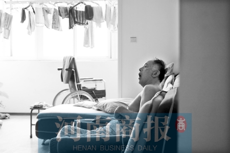 金老先生因偏癱生活不能自理，鄰居說，平時(shí)經(jīng)?？吹阶o(hù)工和老人的弟弟前來照顧 實(shí)習(xí)生 唐韜/攝