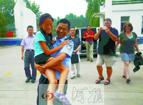 黨心松一行人剛下車，楊衛(wèi)軍就一把抱起了她，流露出幸福的笑容，不遠(yuǎn)處史蒂夫拍照銘記這一刻。