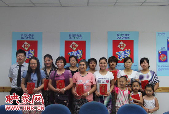 超市為10名義務(wù)監(jiān)督員頒發(fā)證書 超市為10名義務(wù)監(jiān)督員頒發(fā)證書