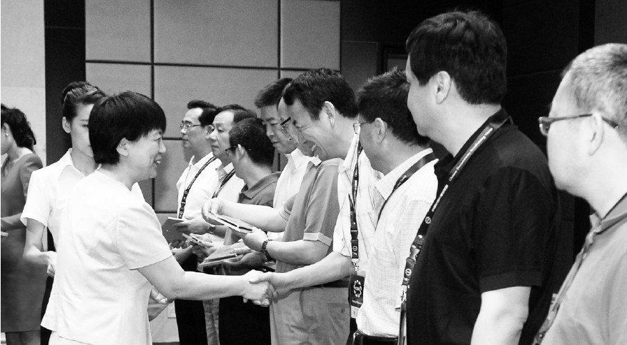 河南省委常委、宣傳部長趙素萍給中國紀錄片播出聯(lián)盟理事臺發(fā)放牌匾