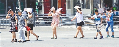  街頭，遮擋陽光是一門“技術(shù)活”。