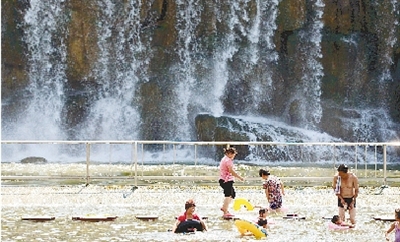 能玩水的地方，人一定多。