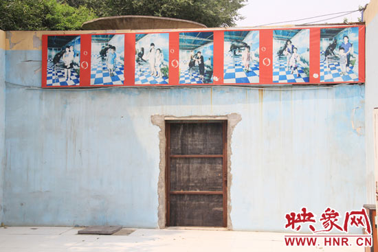 在鄭州市動物園內(nèi)的海獅館內(nèi)，隨處可見游客與動物合影的宣傳畫。