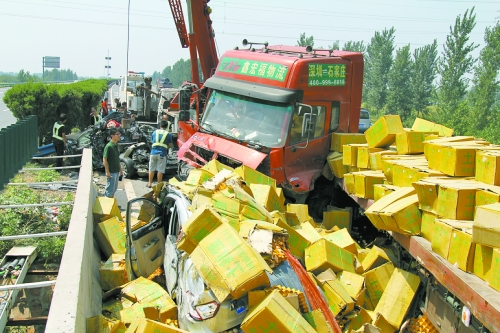 大貨車旁邊的海馬轎車被雞蛋砸中，車上兩人逃脫及時，僅受輕傷。