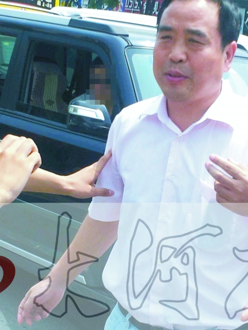 　被“請(qǐng)”下警車(chē)的一名“領(lǐng)導(dǎo)”