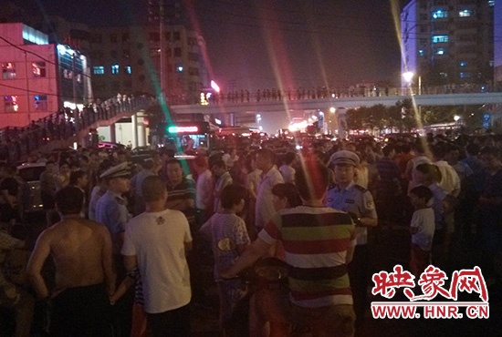 8月7日晚20時(shí)許，幾位交警在人群中