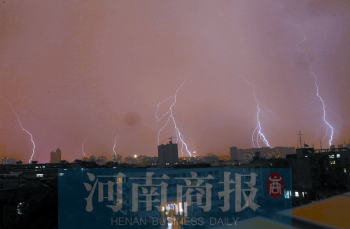 昨天21:30左右，雷電頻頻“光顧”鄭州市區(qū)