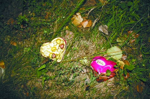 今天是七夕節(jié)，但這對(duì)愛(ài)人或許無(wú)法甜蜜分享這盒巧克力了……